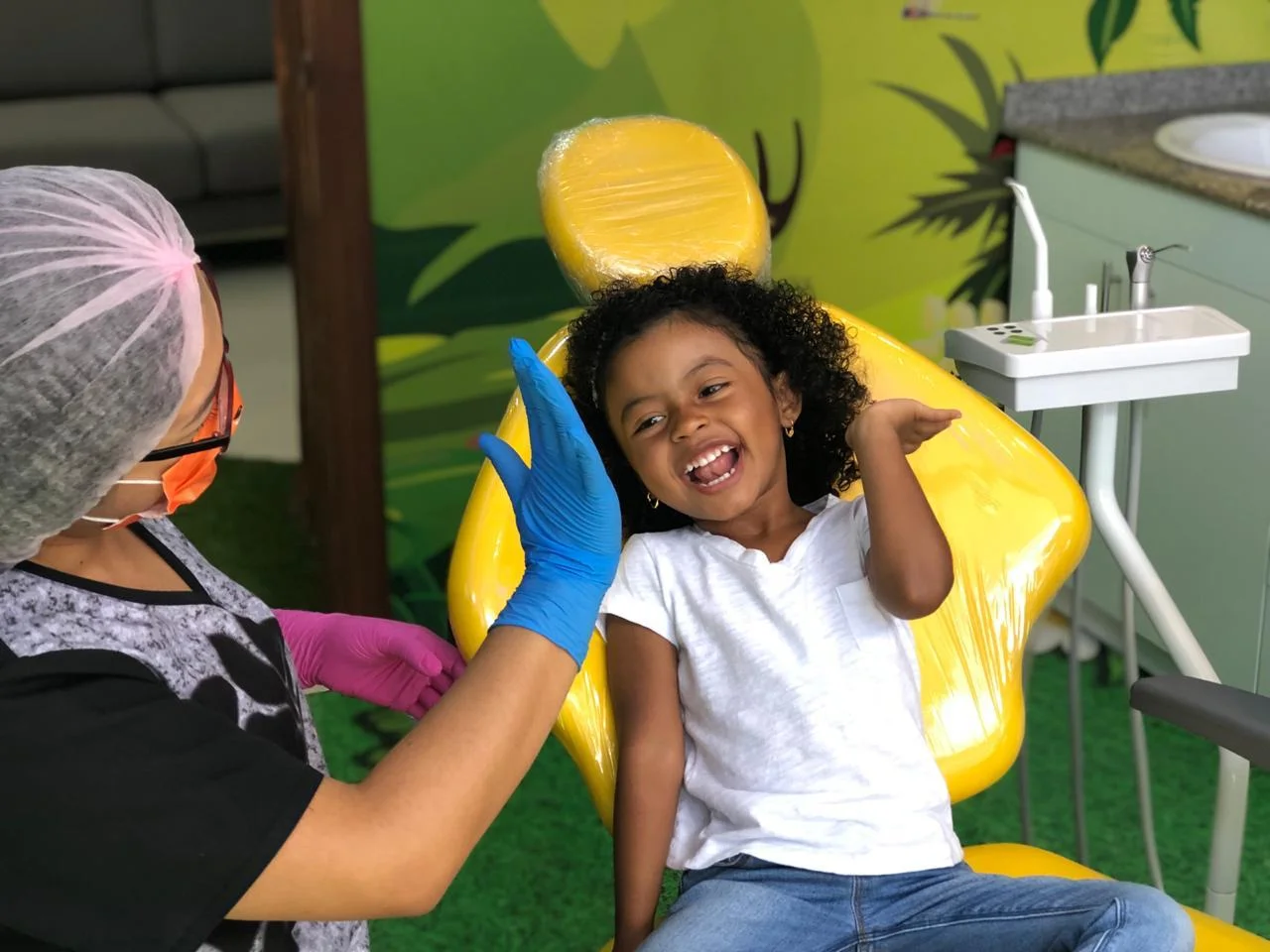 Niña sonriendo en clínica OdontoBb